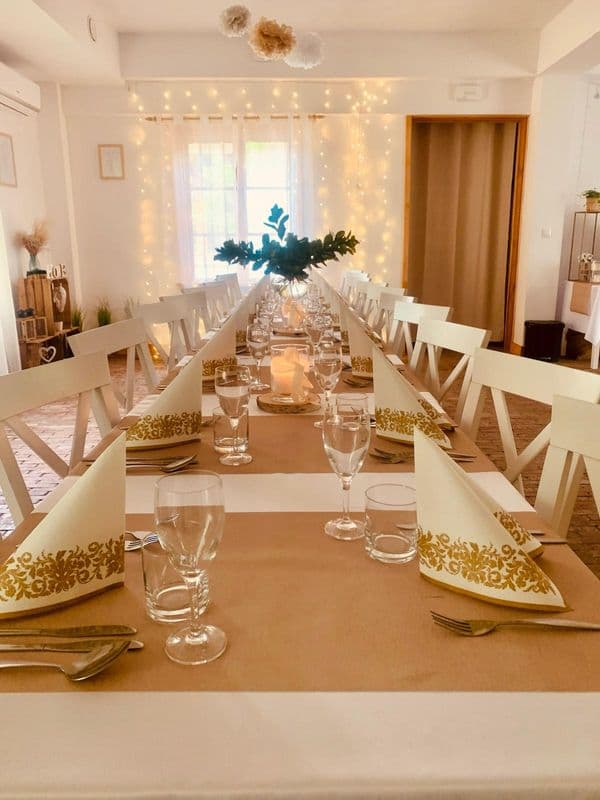 elegancko zastawiony stół w jasnym pomieszczeniu