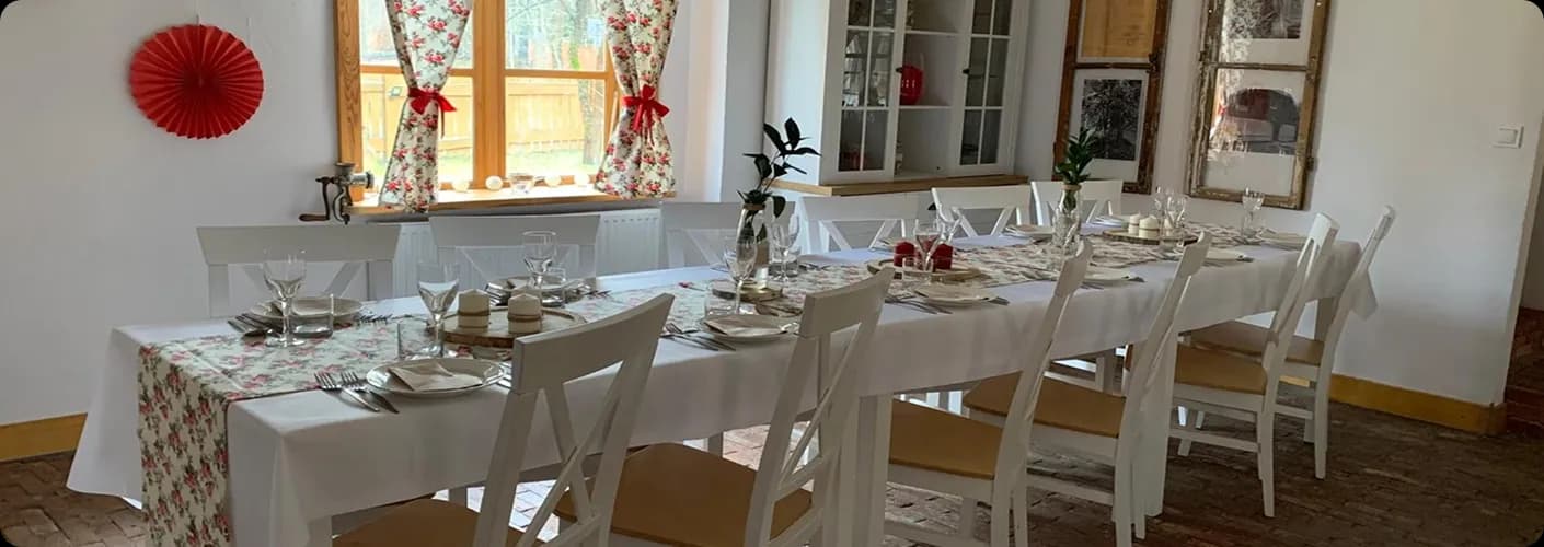 przygotowany stół z białym obrusem