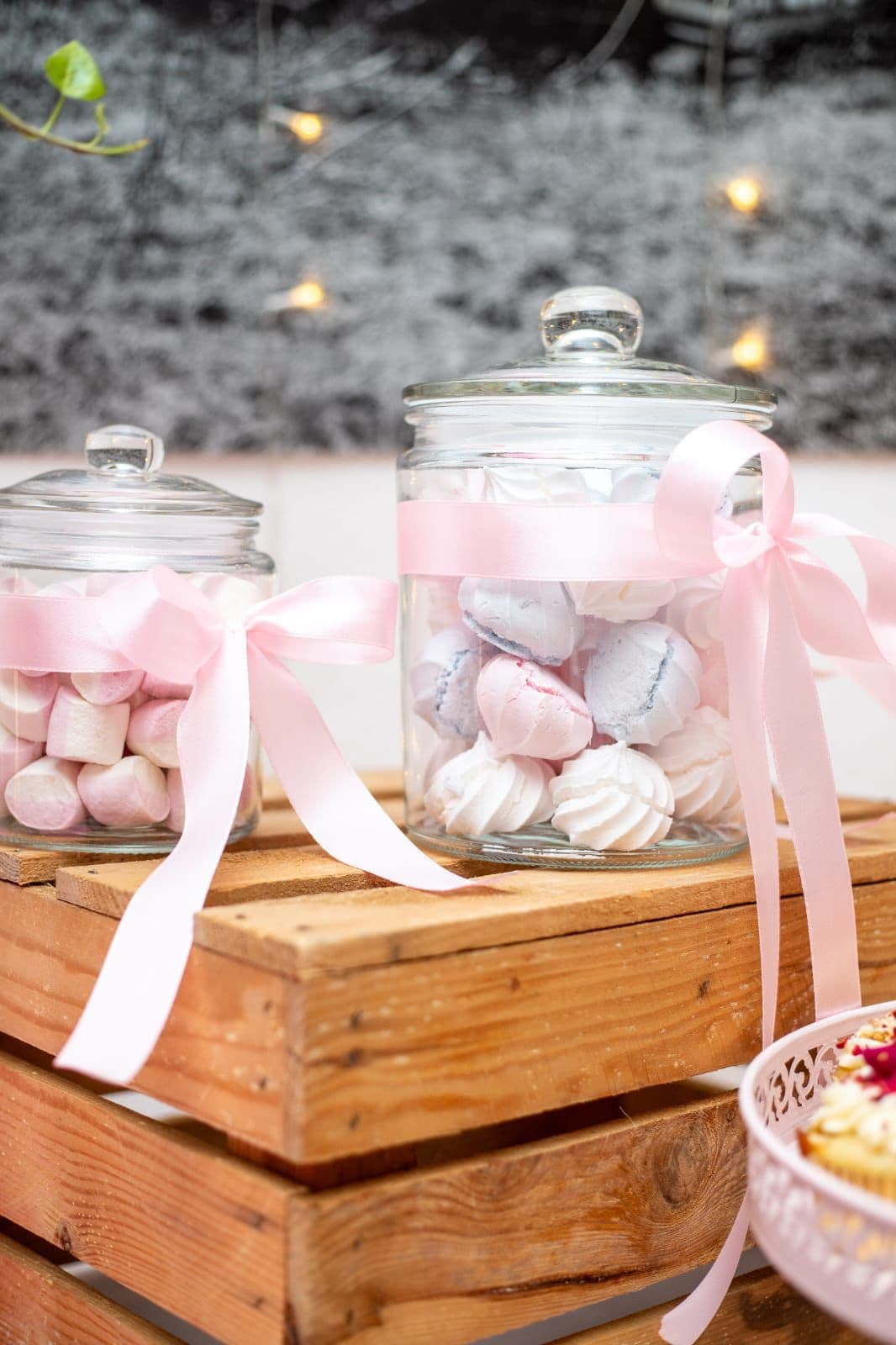 beziki w szklanym słoiku zawiniętym różową wstążką